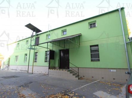 Budova - pohled na rampu a nákladní výtah | Pronájem - skladovací prostor, 56 m²