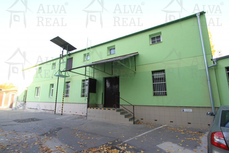 Budova - pohled na rampu a nákladní výtah