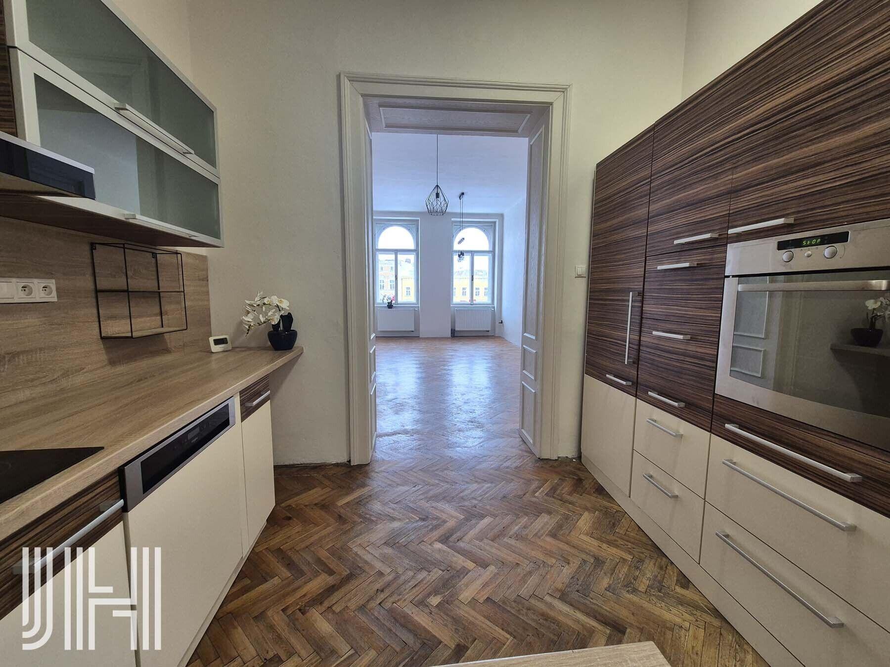 Prodej prostorného bytu 2+1 v centru s výhledem na náměstí