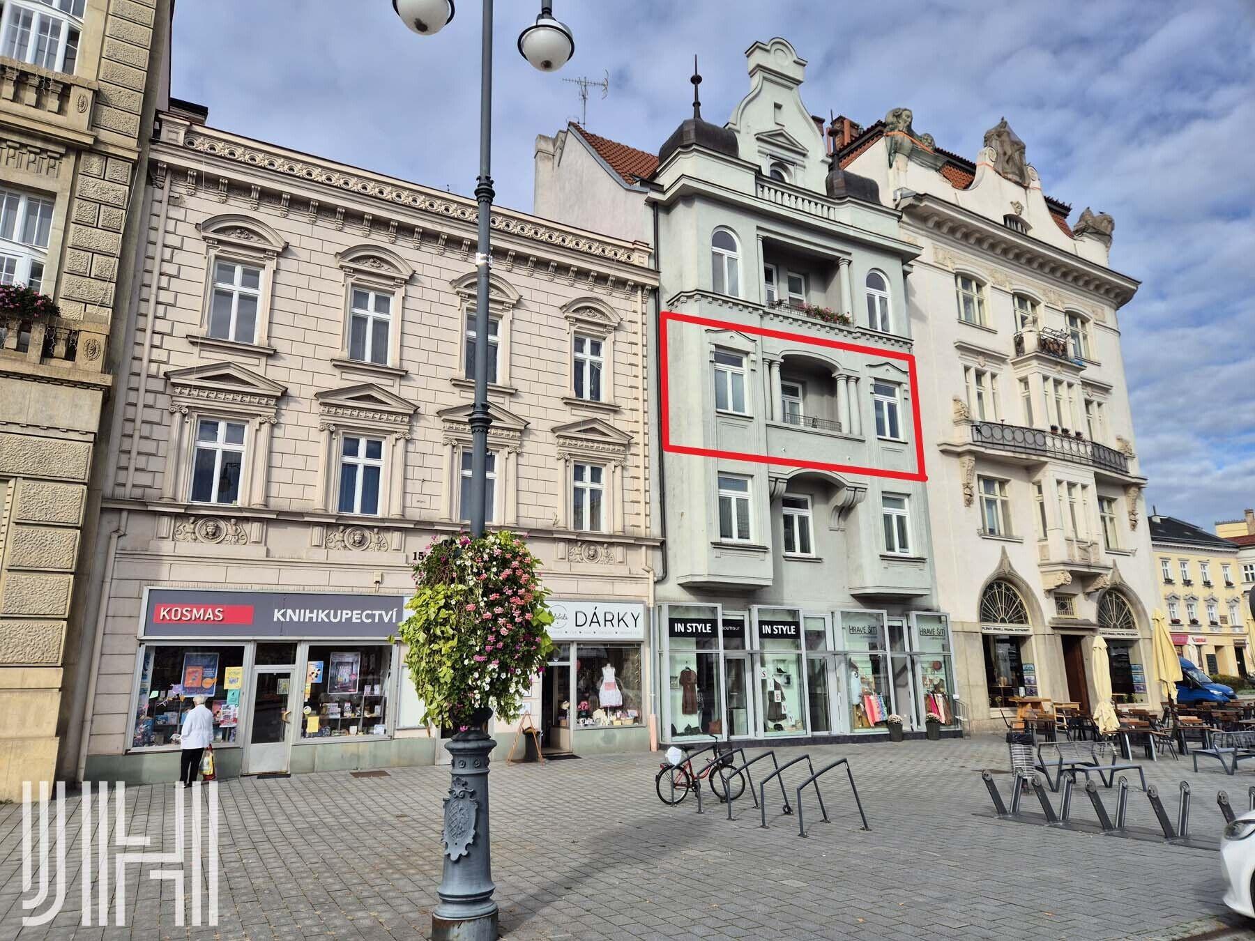 Pronájem prostorného bytu s úžasným výhledem na náměstí