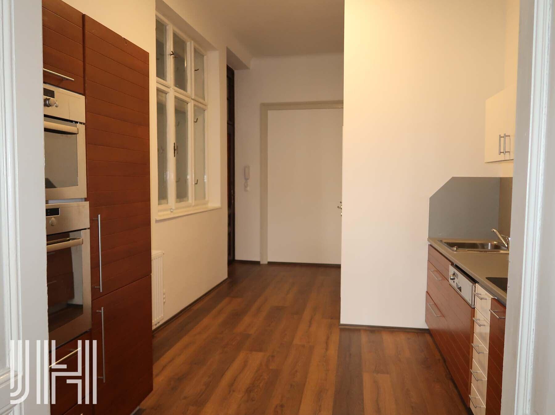 Prodej prostorného bytu 2+1 v centru města s výhledem na náměstí