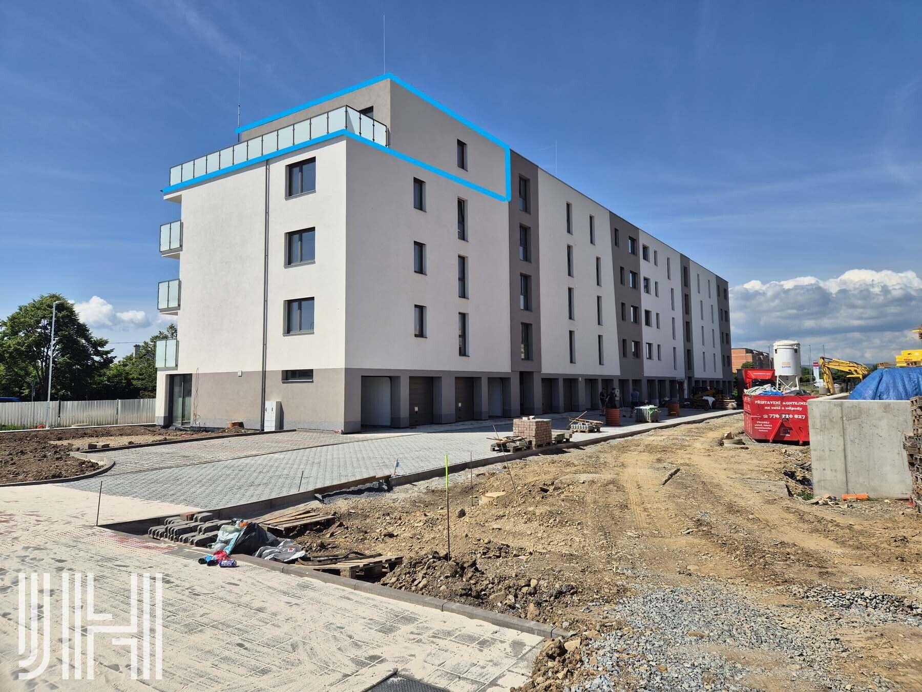 Prodej nově dokončeného bytu 4+kk s garáží u lesoparku Hloučela
