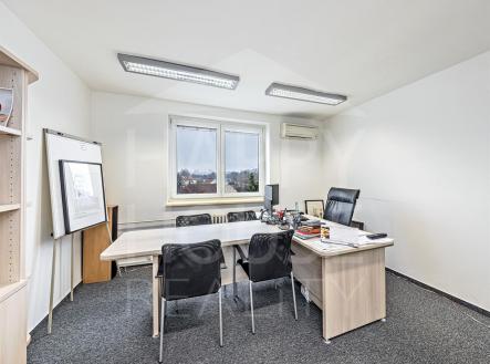 Pronájem - kanceláře, 277 m²