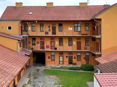 b731.jpg | Prodej - nájemní dům, 975 m²