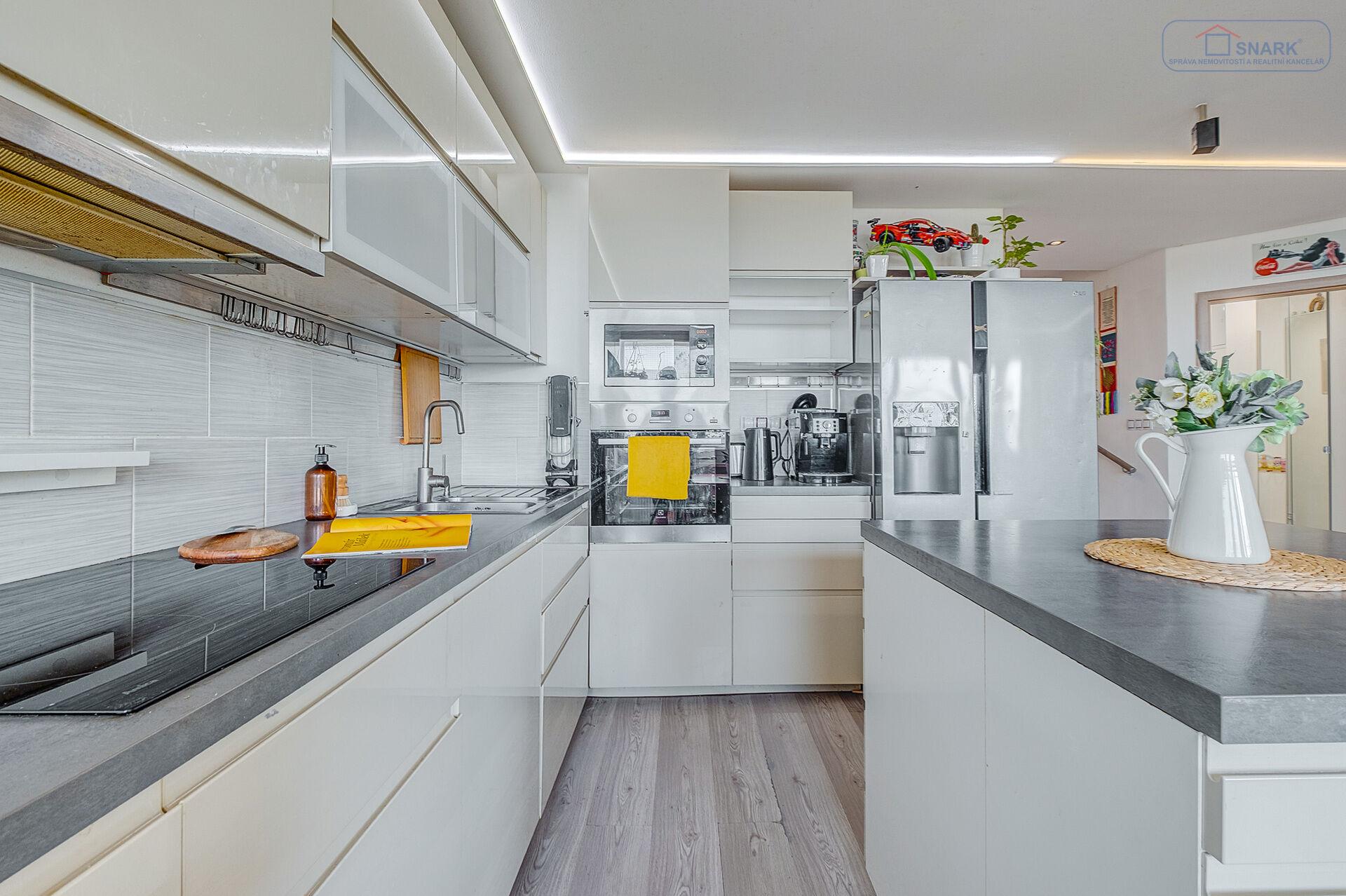 Prostorný mezonet 3+kk se 2 koupelnami, lodžií a saunou, Praha - Stodůlky