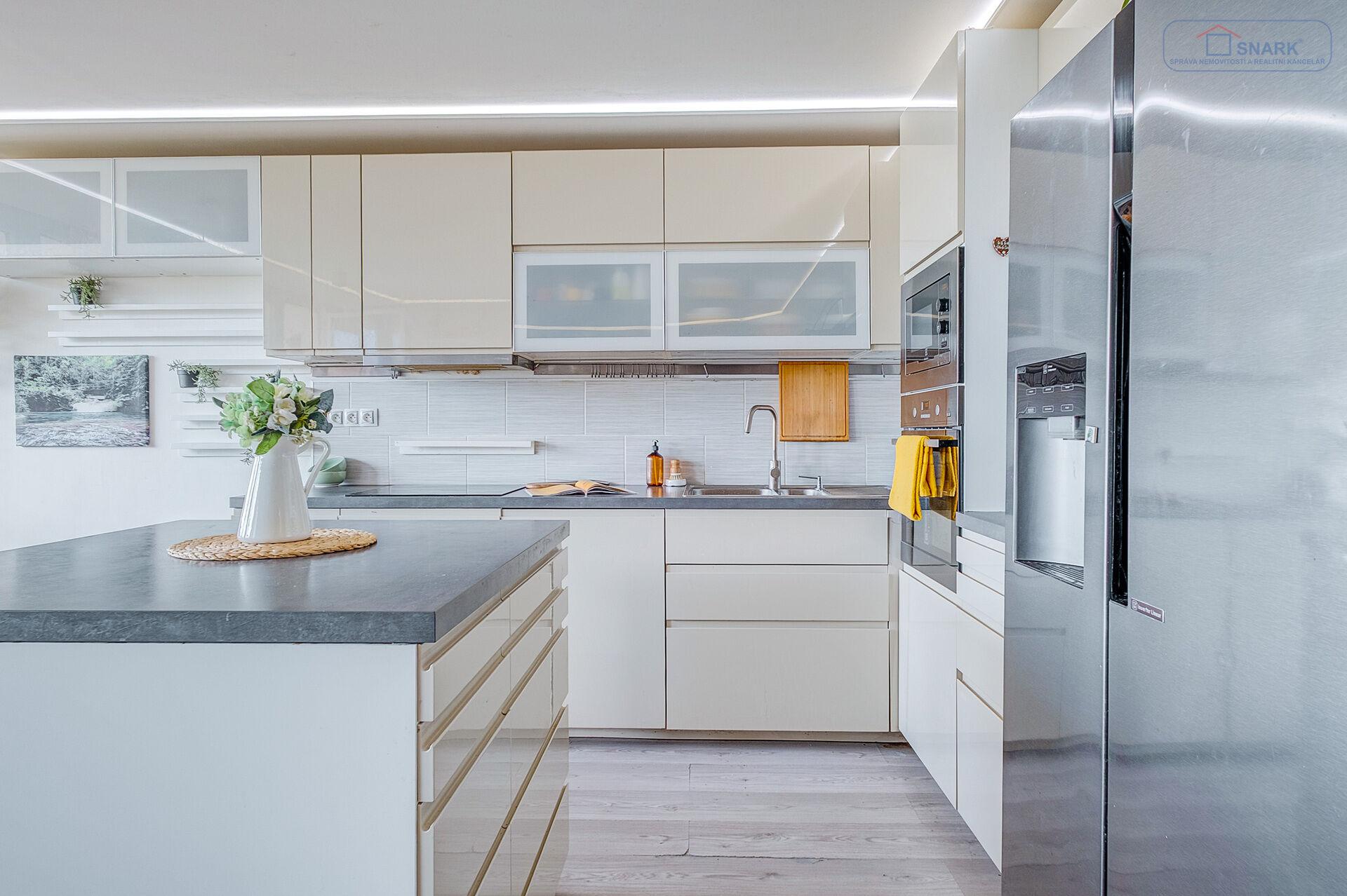 Prostorný mezonet 3+kk se 2 koupelnami, lodžií a saunou, Praha - Stodůlky