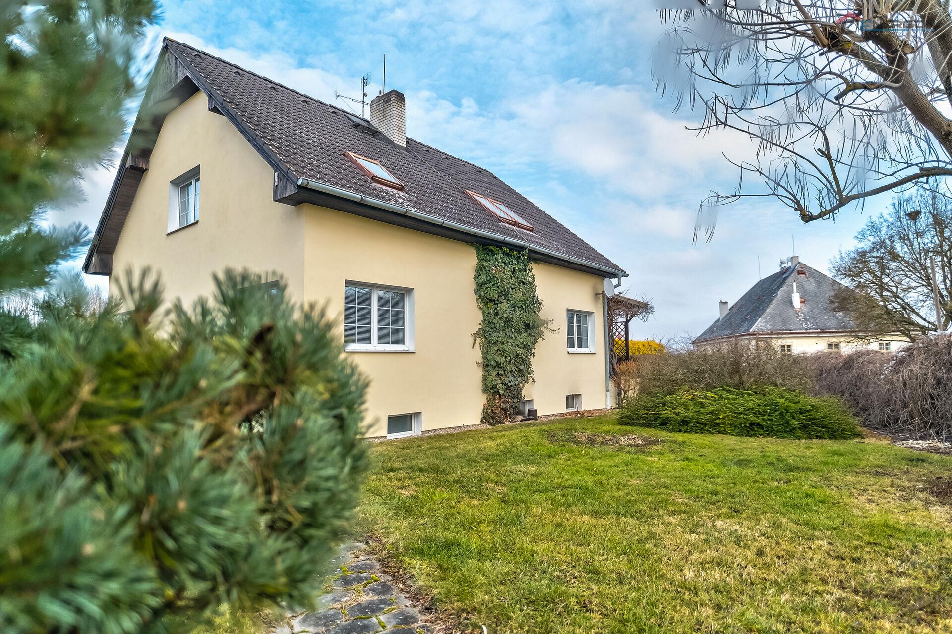 Prodej rodinného domu 4+kk, Nižbor – zahrada, bazén, výhled na zámek