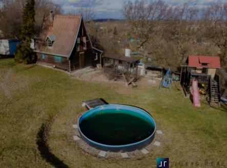 Pohled na chatu a pozemek | Prodej - pozemek pro bydlení, 1 457 m²