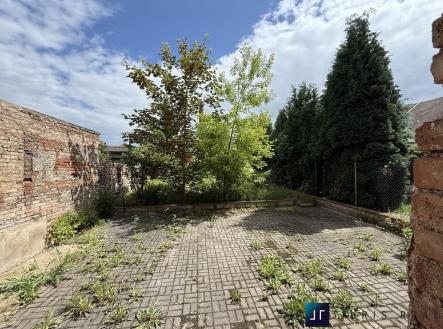 dvůr se zahradou 1 | Prodej - dům/vila, 335 m²