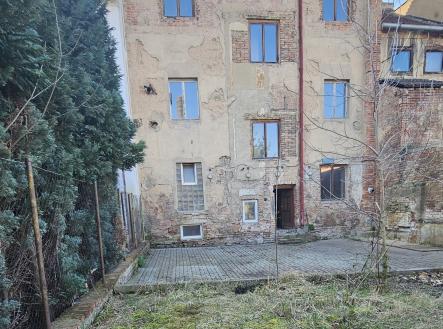 pohled ze dvora | Prodej - dům/vila, 335 m²