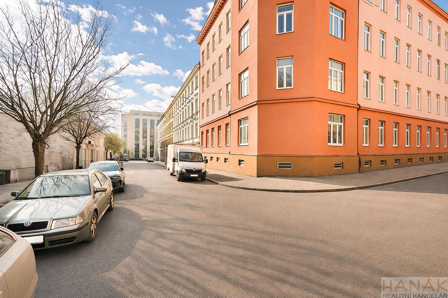 Pronájem zrekonstruovaného kompletně zařízeného bytu 2+1 v blízkosti centra Brna, ul. Spolková.