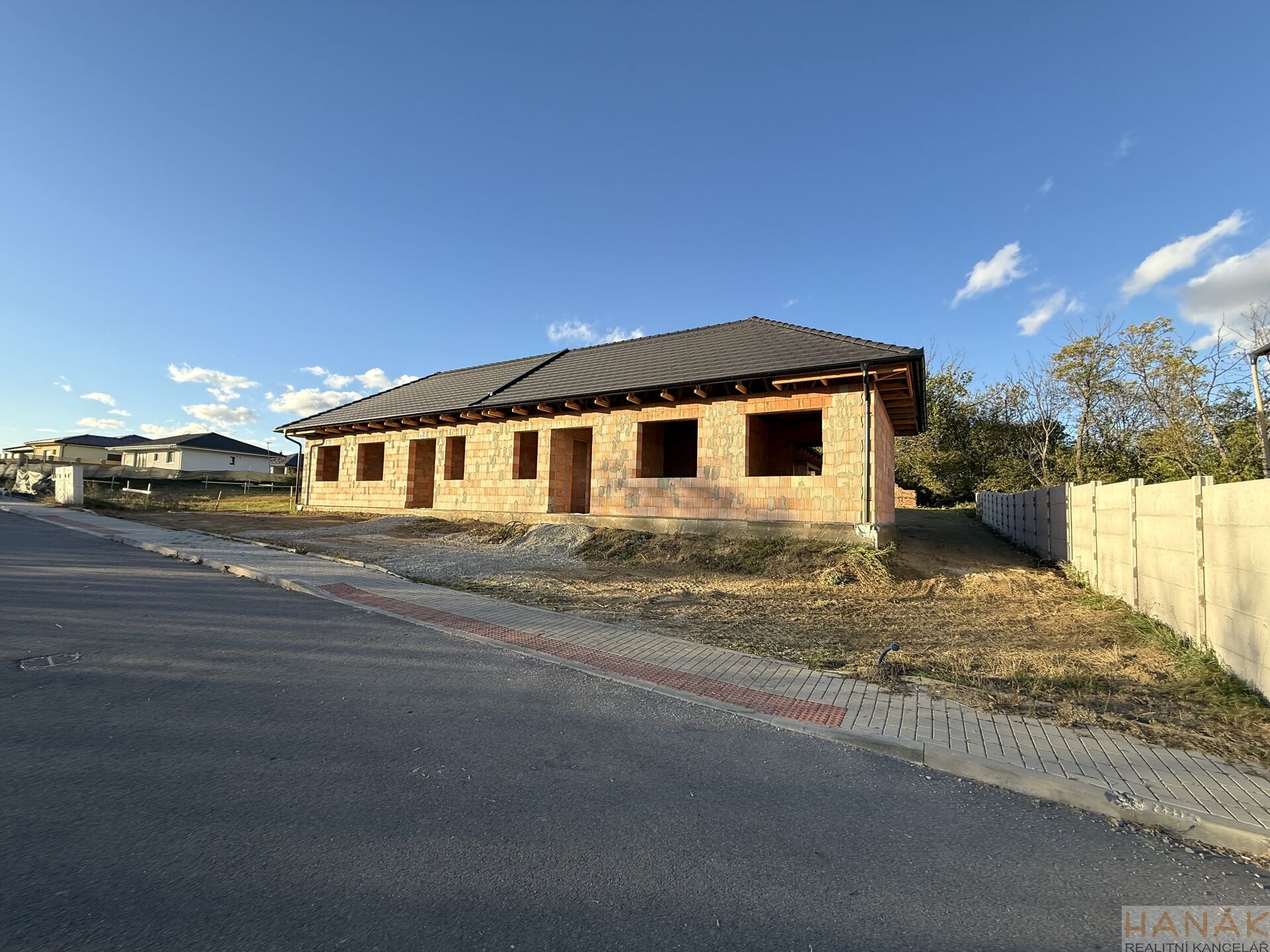 Prodej hrubé stavby moderního domu v Hrušovanech nad Jevišovkou.