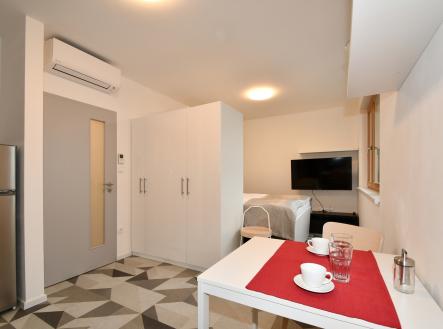 Pokoj s kuchyňskou linkou. | Prodej bytu, 1+kk, 31 m²