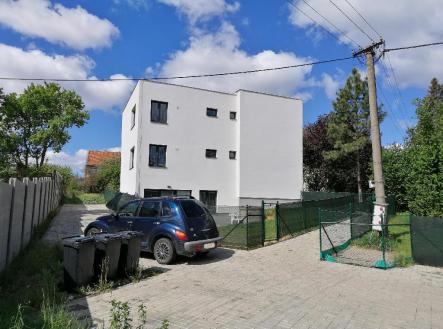 pohled na dům z parkoviště | Prodej - nájemní dům, 303 m²