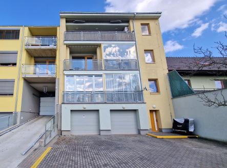 do garáže se dostanete průjezdem z ulice Holzova 28. | Prodej - malý objekt/garáž