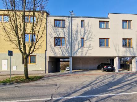 pohled na otevřený průjezd do dvorní části bytových domů Holzova 28 a Holzova 30 | Prodej - malý objekt/garáž