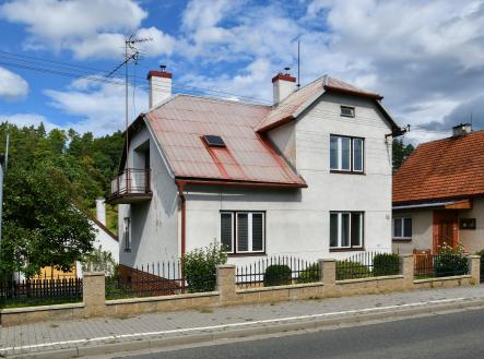 pohled na dům z ulice Luhačovská | Prodej - dům/vila, 190 m²