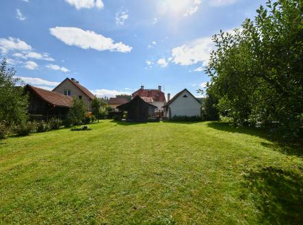 součástí prodeje je i pozemek s krásnou zahradou | Prodej - dům/vila, 190 m²