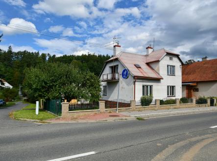pohled na dům z ulice Luhačovská | Prodej - dům/vila, 190 m²