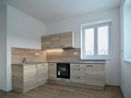 kuchyňský kout v obývacím pokoji s kuch. linkou včetně spotřebičů. | Pronájem bytu, 3+kk, 87 m²