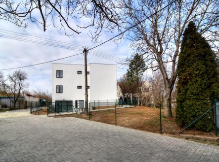 vlastní parkoviště náležící k bytovému domu. Oplocená pravá část zahrady je součástí pronájmu bytu.  | Pronájem bytu, 3+kk, 87 m²