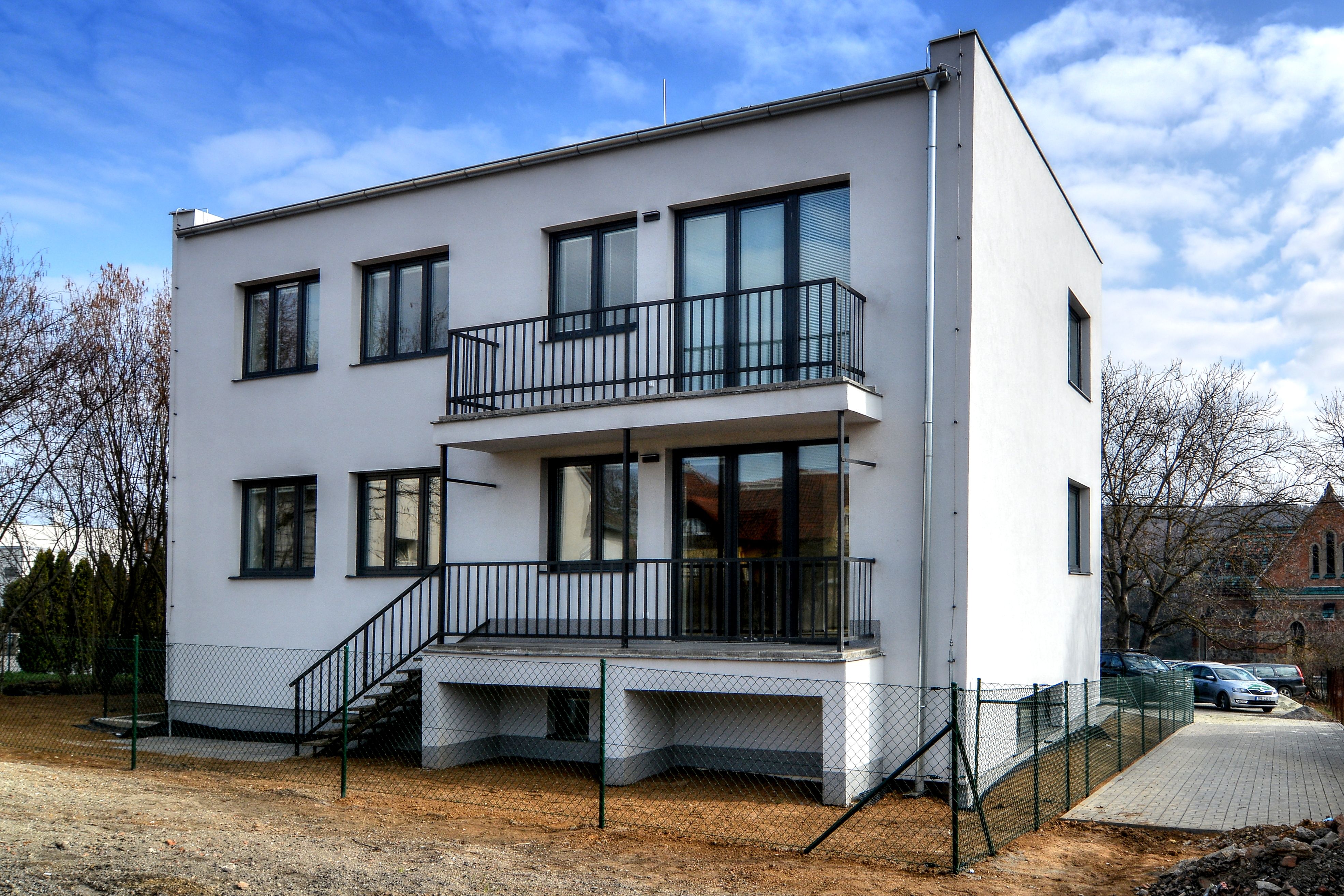 byt 3+kk s balkonem se nachází v horním patře domu