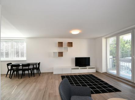obývací pokoj s kuchyňským koutem a s balkonem se vstupem na zahradu | Pronájem bytu, 3+kk, 87 m²