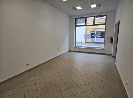 20241212_102050.jpg | Pronájem - obchodní prostor, 33 m²