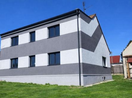 Zrekonstruovaný rodinný dům s moderní fasádou a plastovými okny na prostorném pozemku. | Prodej - dům/vila, 330 m²