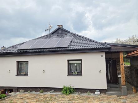 Moderní rodinný dům s černou střešní krytinou a solárními panely, dlažba na příjezdové cestě, světlá fasáda, kvalitní izolace | Prodej - dům/vila, 180 m²