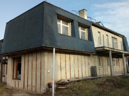 Dvoupatrový dům, tmavá střecha, světlá fasáda, velká okna, zahrada, klidná lokalita. | Prodej - dům/vila, 925 m²