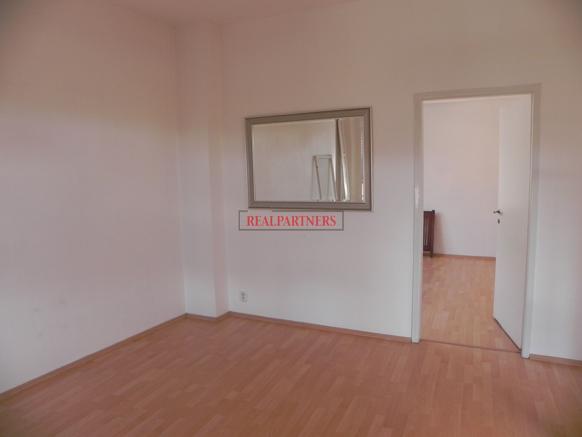 Nabízíme k podnájmu  byt o dispozici 4+1 naproti Národnímu Divadlu na adrese Masarykovo nábřeží 38.