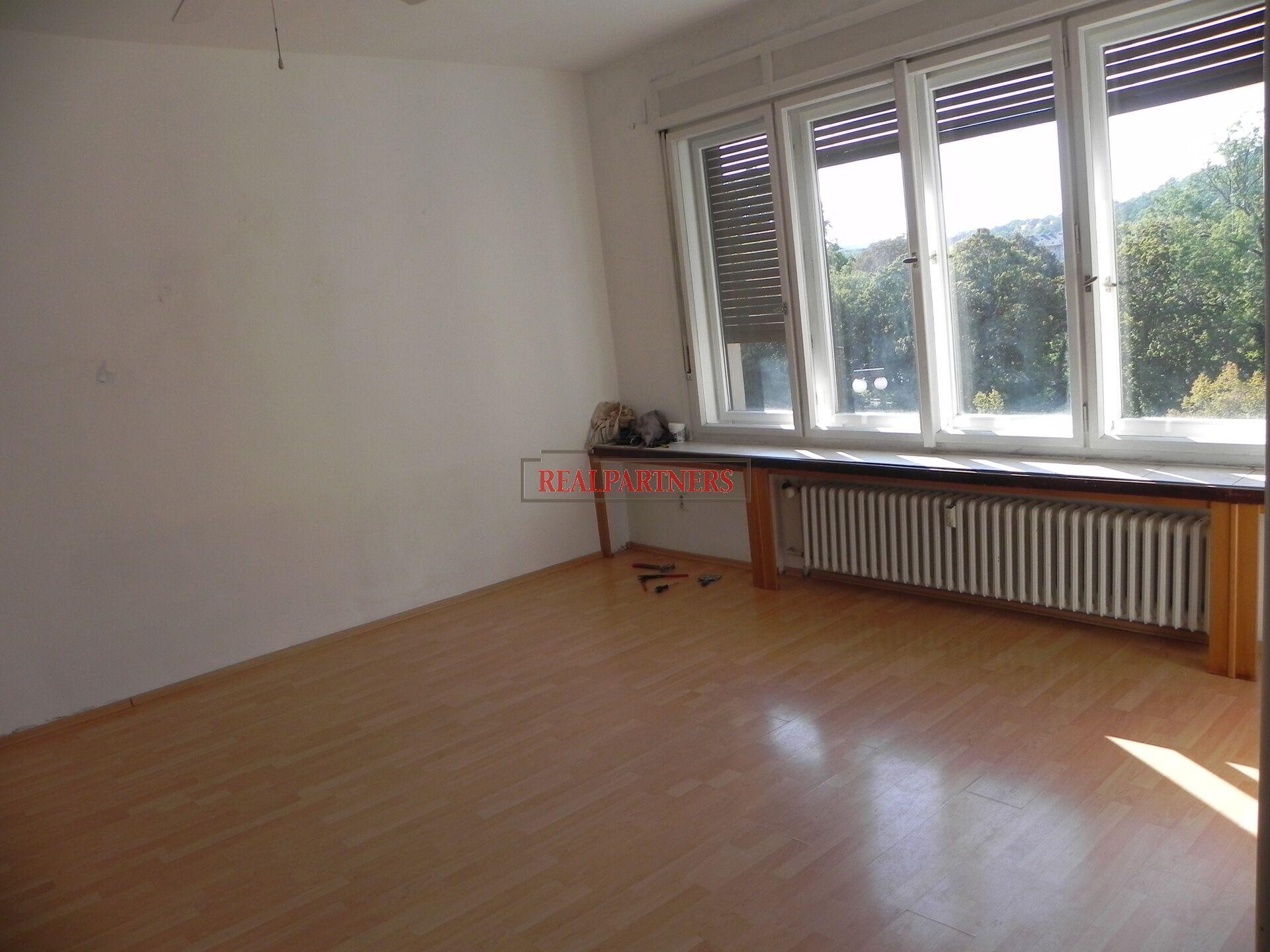 Nabízíme k podnájmu  byt o dispozici 4+1 naproti Národnímu Divadlu na adrese Masarykovo nábřeží 38.