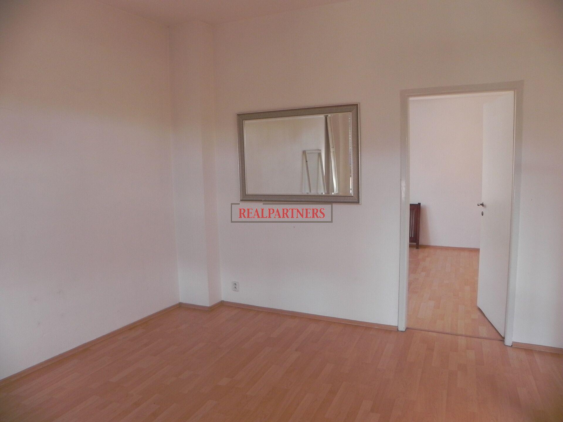 Nabízíme k podnájmu  byt o dispozici 4+1 naproti Národnímu Divadlu na adrese Masarykovo nábřeží 38.