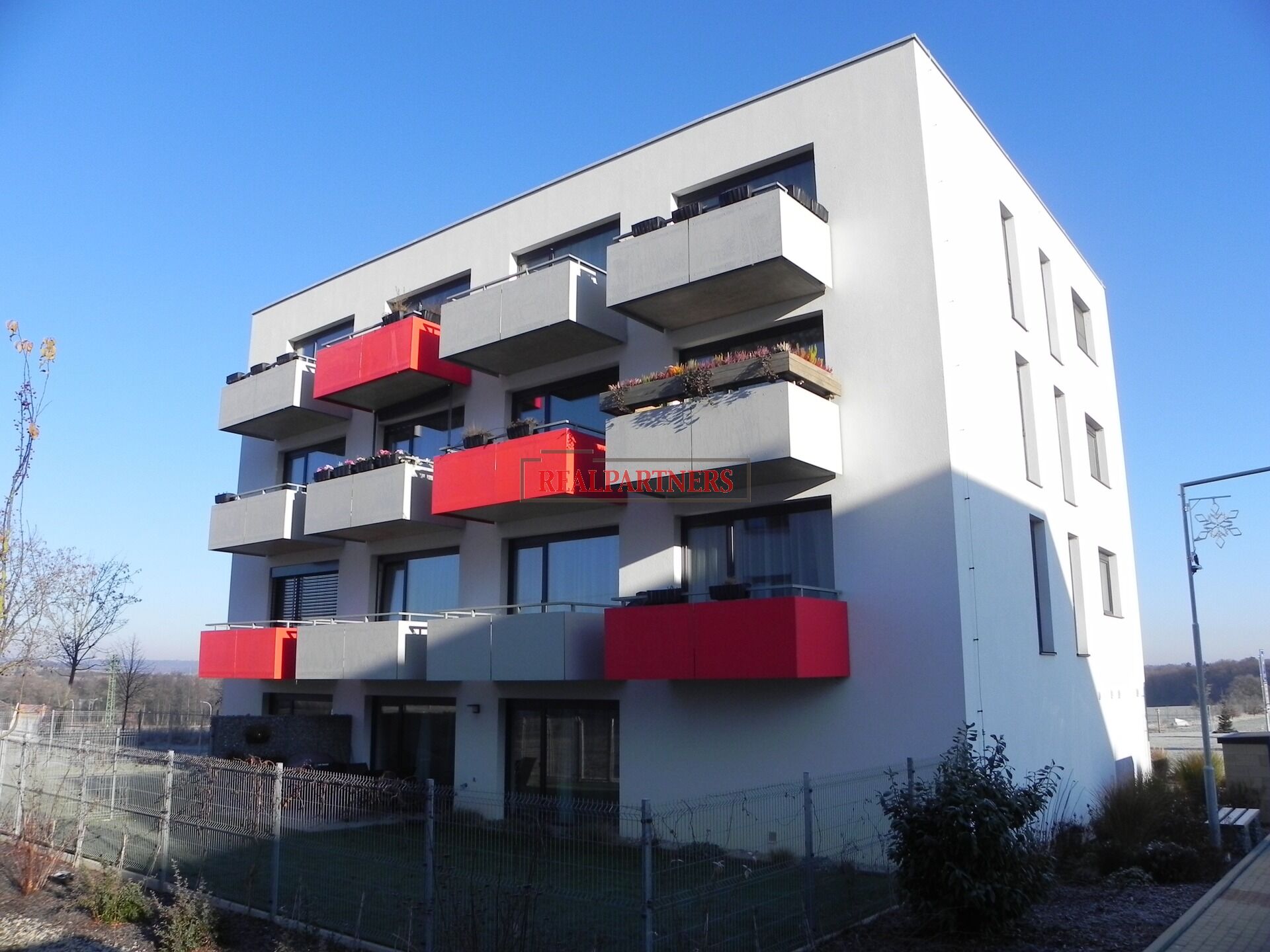 Pronájem bytu 3+kk o ploše 67m2 + balkon 4,5m2 + sklep + venkovní parkovací stání v obci Hořovice