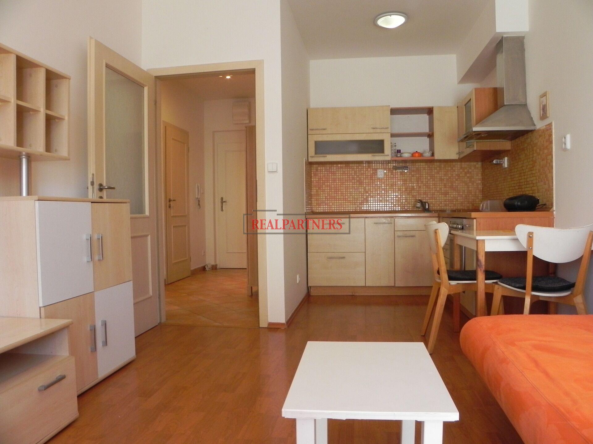 Pronájem bytu 2+kk o ploše 46m2 + balkón 1,5m2, podzemní zajíždějící garážové stání.