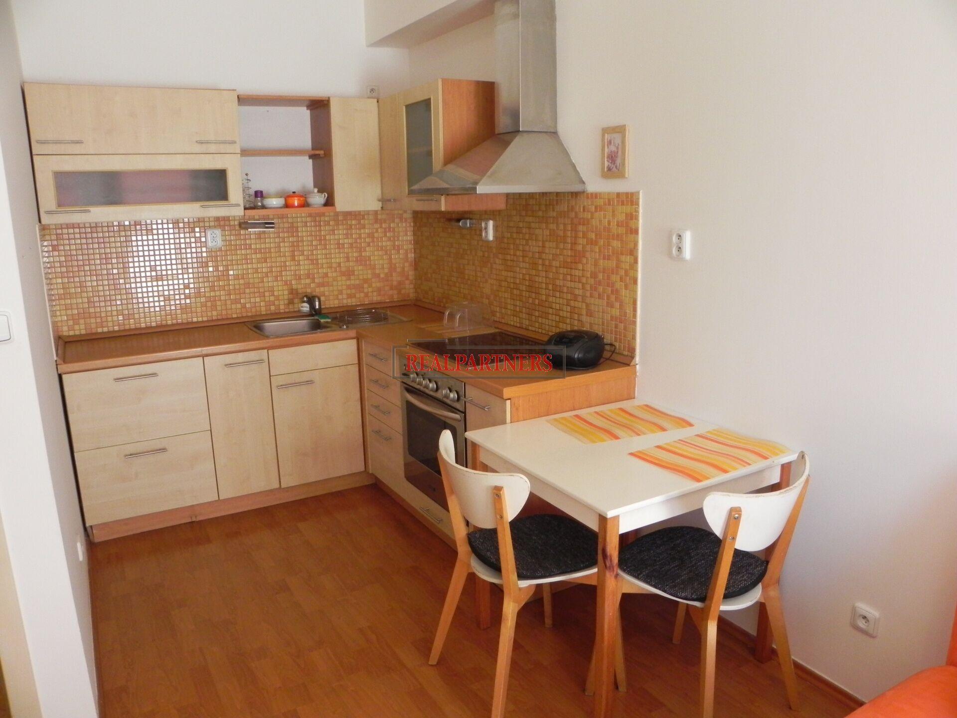 Pronájem bytu 2+kk o ploše 46m2 + balkón 1,5m2, podzemní zajíždějící garážové stání.