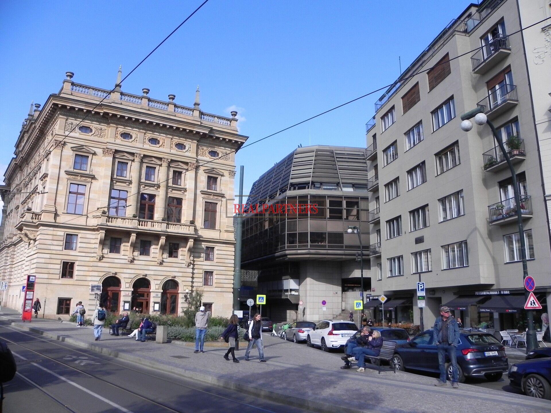 Nabízíme k podnájmu  byt o dispozici 4+1 naproti Národnímu Divadlu na adrese Masarykovo nábřeží 38.