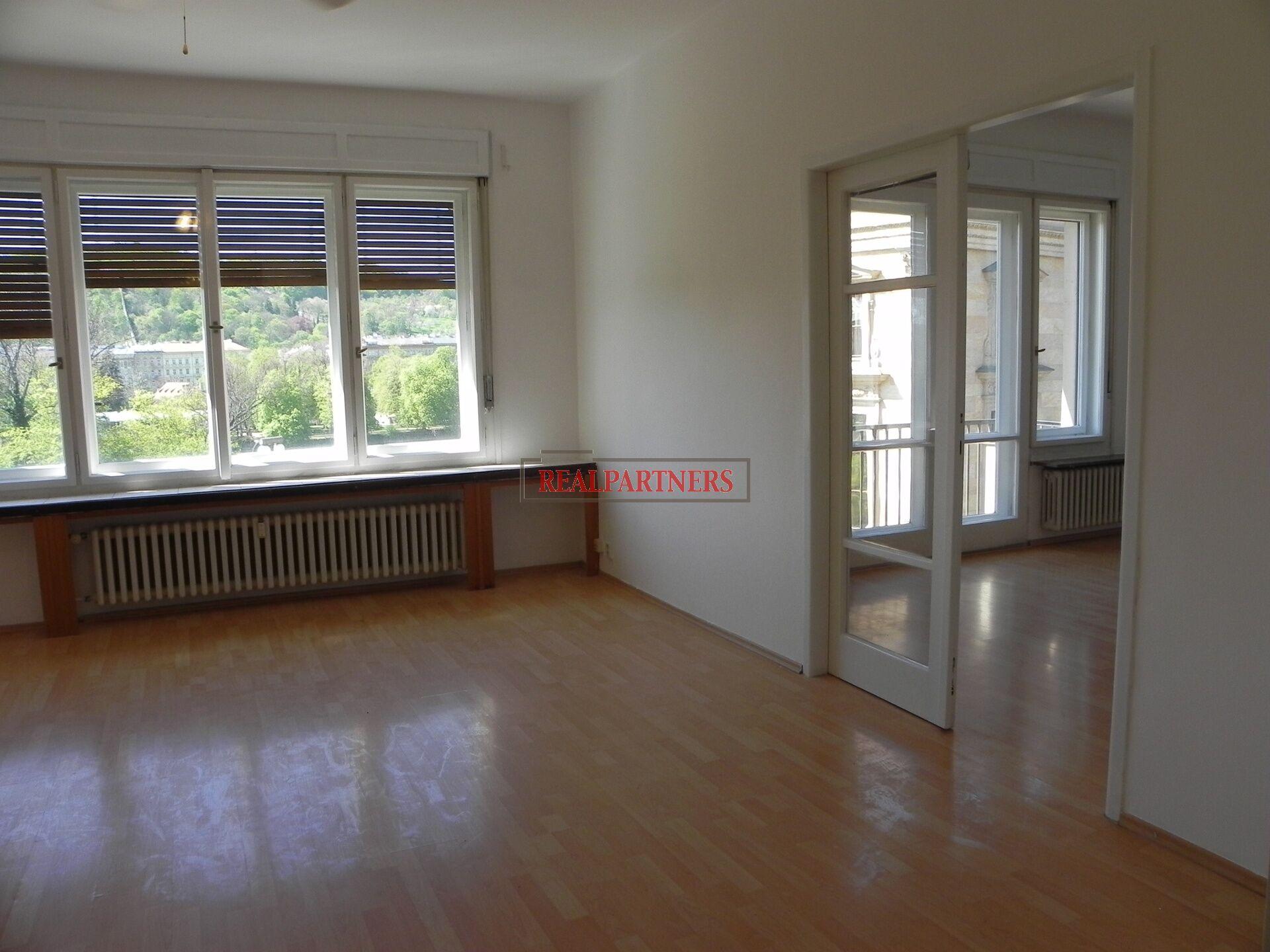 Nabízíme k podnájmu  byt o dispozici 4+1 naproti Národnímu Divadlu na adrese Masarykovo nábřeží 38.