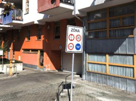 . | Pronájem - malý objekt/garáž