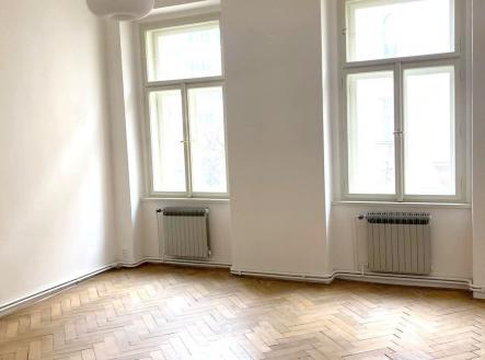 Světlý obývací pokoj s parketovou podlahou a velkými okny, moderní styl a nově rekonstruované stěny. | Pronájem bytu, 3+1, 107 m²