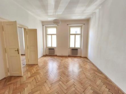 Světlý obývací pokoj s parketovou podlahou a velkými okny, který nabízí moderní prostor ideální pro komfortní bydlení | Pronájem bytu, 3+1, 107 m²