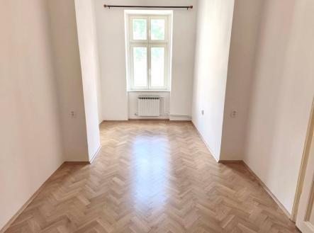 Prázdný světlý pokoj, parketová podlaha, velká okna, zrekonstruovaný prostor poskytuje moderní bydlení v klidné části města. | Pronájem bytu, 3+1, 107 m²