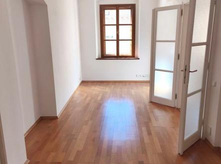 Světlý obývací pokoj s parketovou podlahou a velkými okny, moderní dveře s prosklením dodávají prostoru vzdušnost. | Pronájem bytu, 4+1, 92 m²