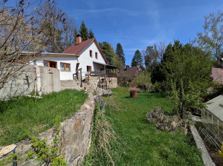 Dům se zahradou, částečně kamenný opěrný plot, velká travnatá plocha, světlá fasáda, přírodní okolí, klidná lokalita. | Prodej - chata/rekreační objekt, 120 m²