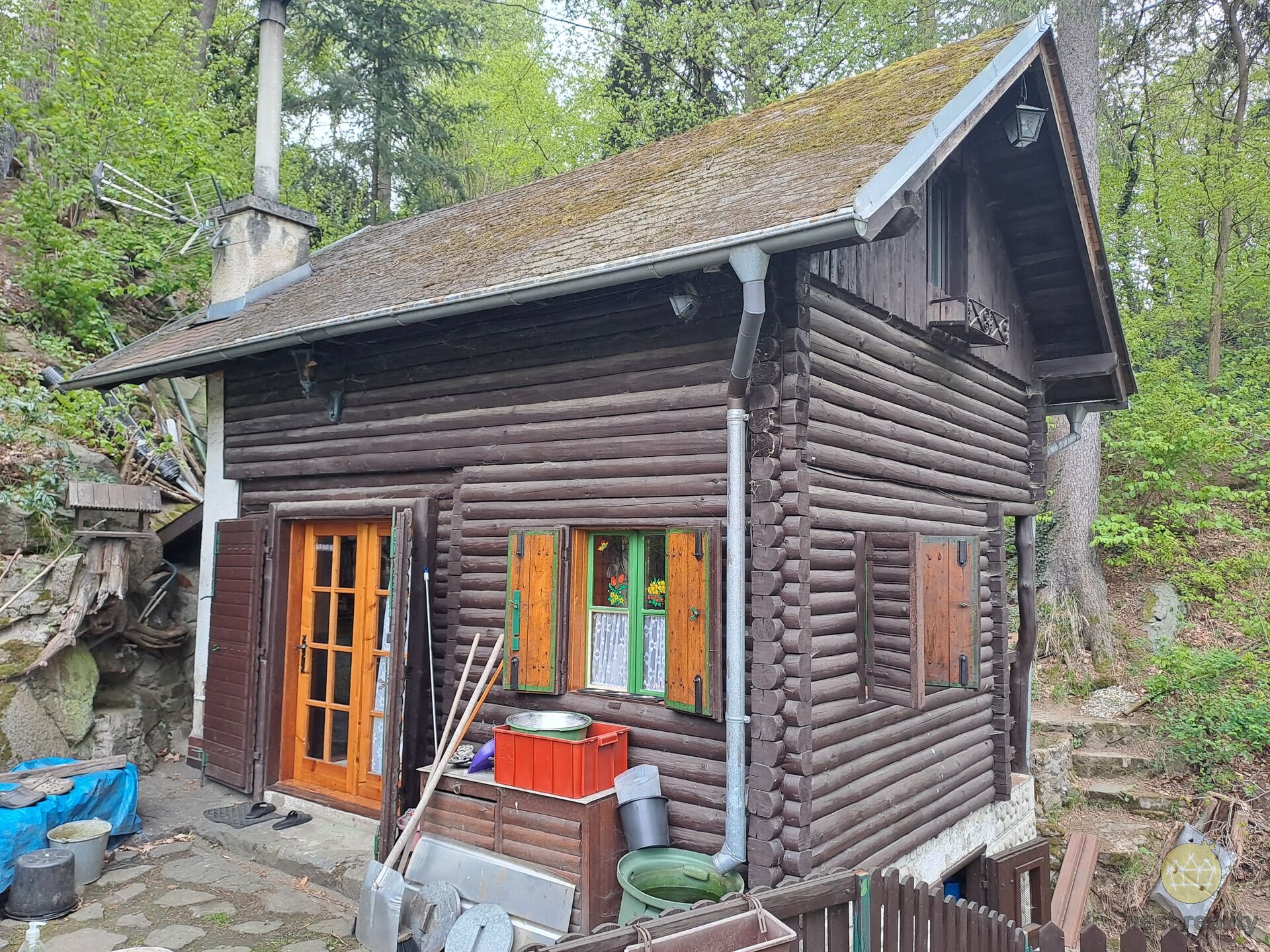 Prodej dřevěné chaty dispizice 2+kk, 40 m2 v obci Kamenný Přívoz, okr. Praha - západ.