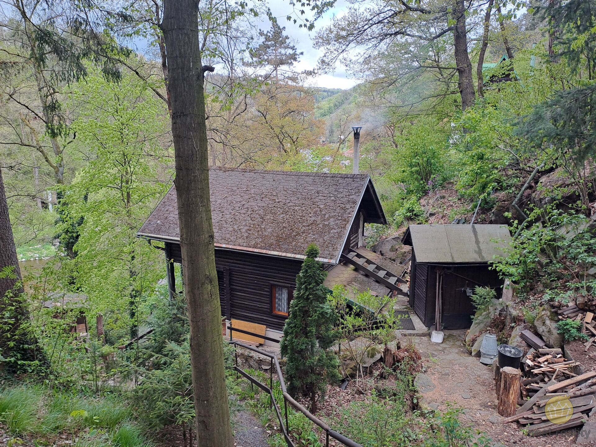 Prodej dřevěné chaty dispizice 2+kk, 40 m2 v obci Kamenný Přívoz, okr. Praha - západ.