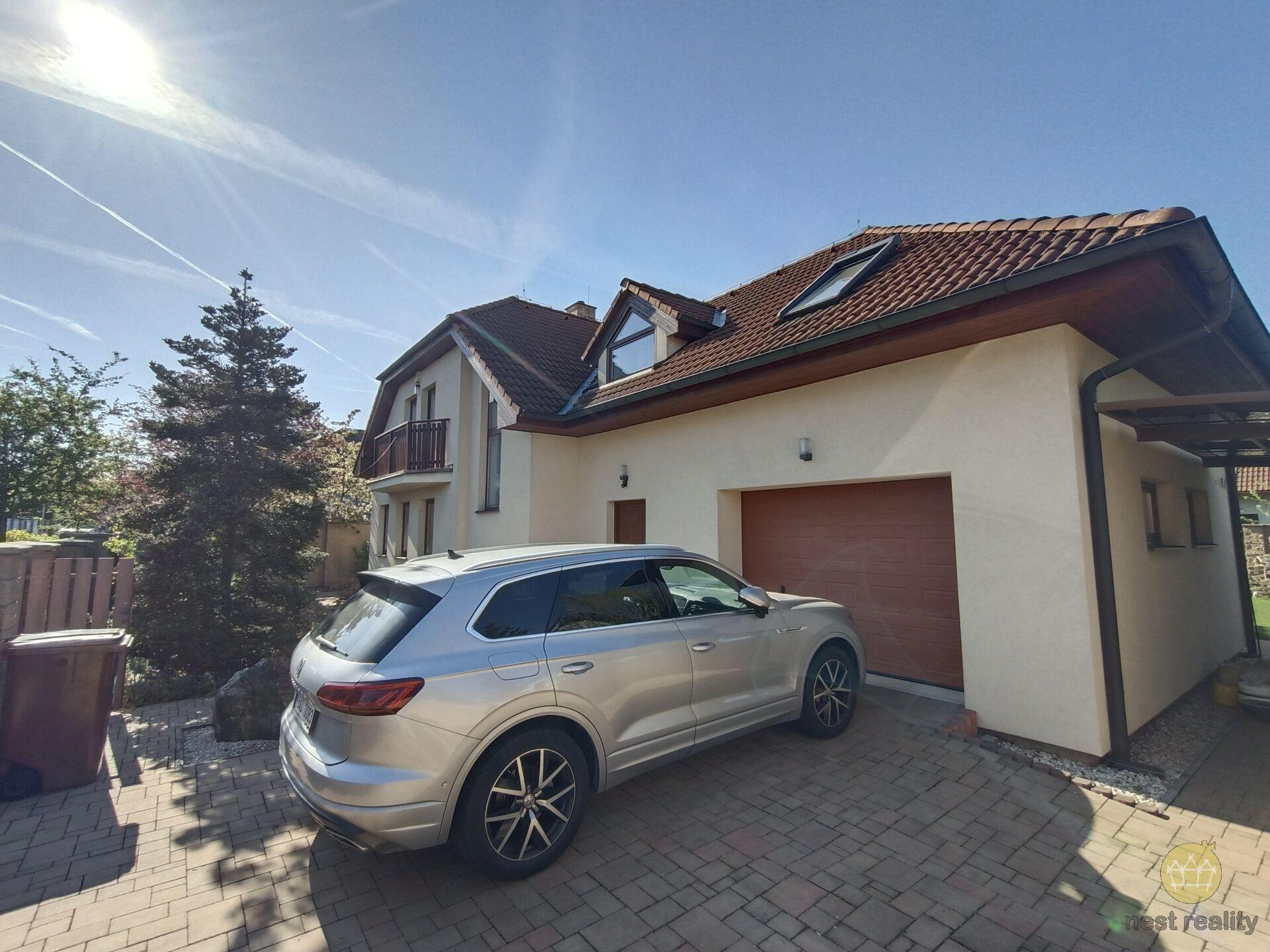 Prodej dvougeneračního domu 5+1, o výměře 260 m2, Donínská ulice, Praha 9 Újezd nad lesy