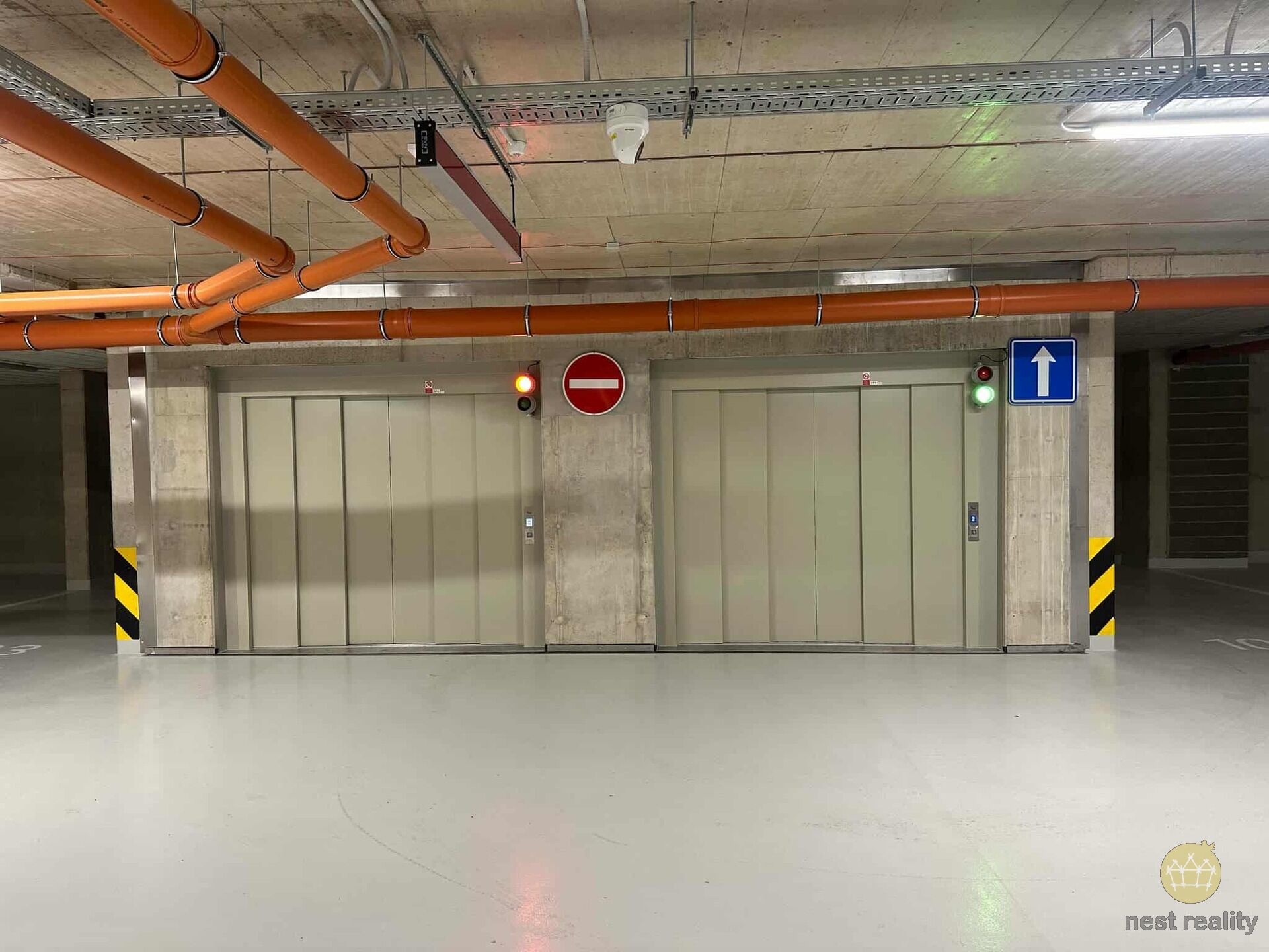 Pronájem garážového stání v uzavřené garáži, Praha 4 Chodov, ulice Bachova