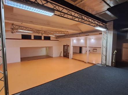 Pronájem - obchodní prostor, 394 m²
